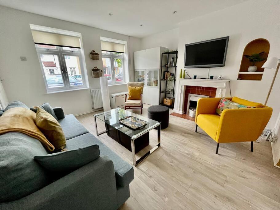 Byfleet Entire 3 Bed House Weybridge Brooklands, Londonヴィラ エクステリア 写真