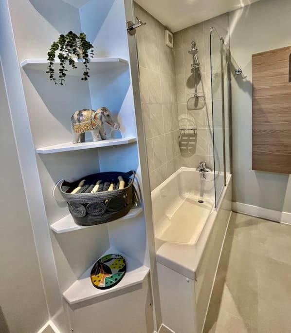 Byfleet Entire 3 Bed House Weybridge Brooklands, Londonヴィラ エクステリア 写真