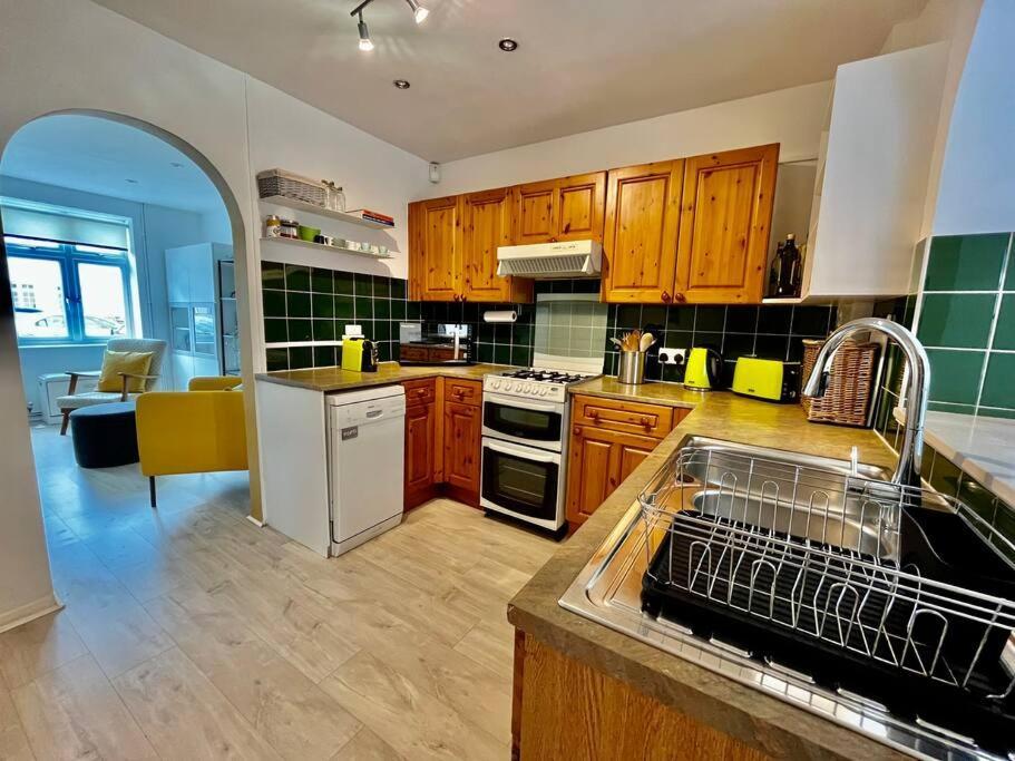 Byfleet Entire 3 Bed House Weybridge Brooklands, Londonヴィラ エクステリア 写真