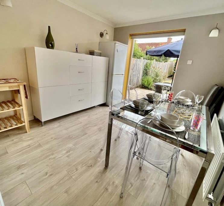 Byfleet Entire 3 Bed House Weybridge Brooklands, Londonヴィラ エクステリア 写真