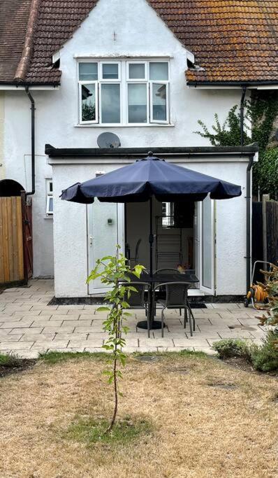 Byfleet Entire 3 Bed House Weybridge Brooklands, Londonヴィラ エクステリア 写真