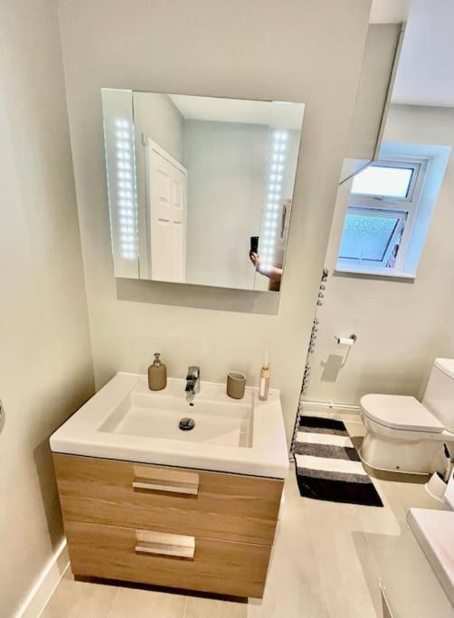 Byfleet Entire 3 Bed House Weybridge Brooklands, Londonヴィラ エクステリア 写真