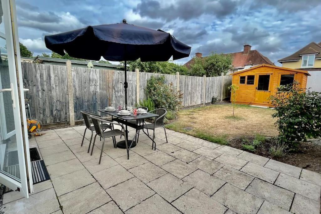 Byfleet Entire 3 Bed House Weybridge Brooklands, Londonヴィラ エクステリア 写真