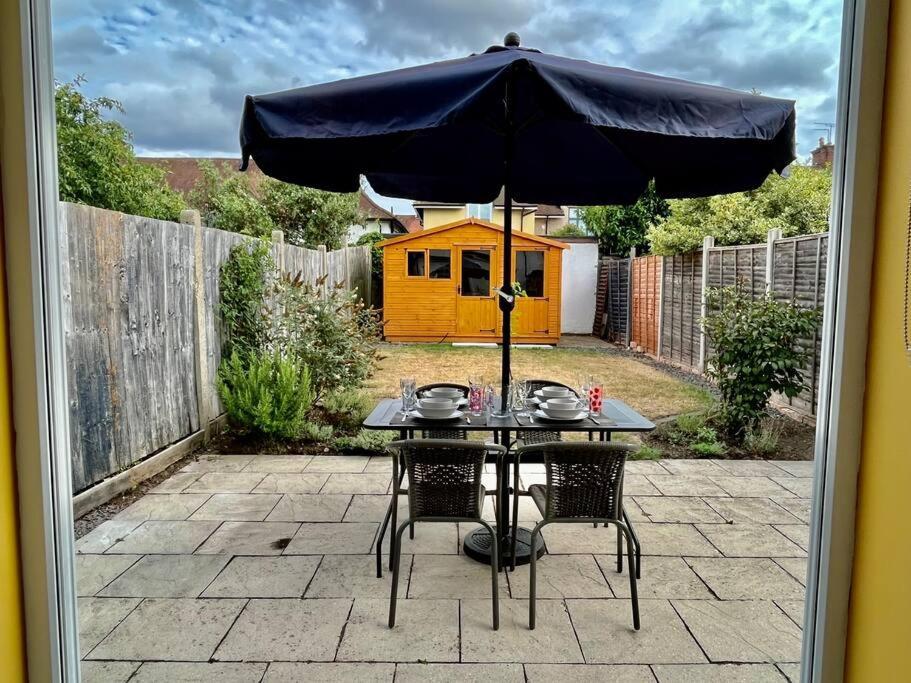 Byfleet Entire 3 Bed House Weybridge Brooklands, Londonヴィラ エクステリア 写真