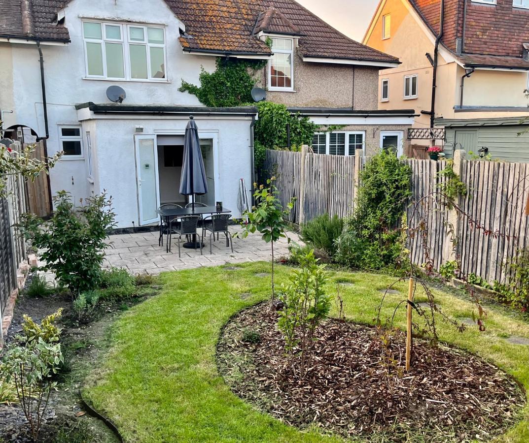 Byfleet Entire 3 Bed House Weybridge Brooklands, Londonヴィラ エクステリア 写真