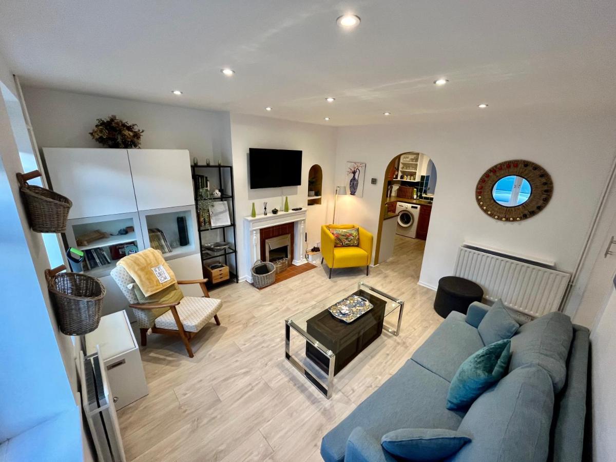 Byfleet Entire 3 Bed House Weybridge Brooklands, Londonヴィラ エクステリア 写真